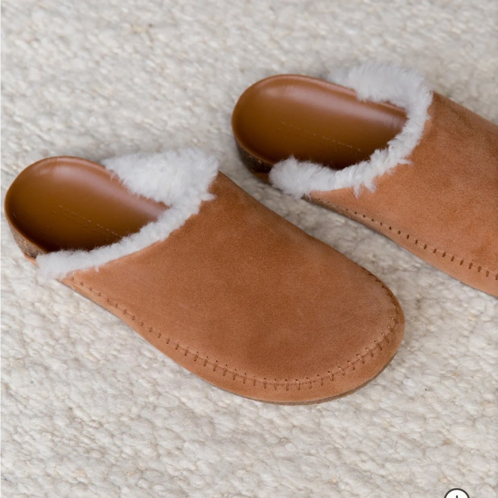 Jenni Kayne Cozy Tan Mule Clogs with White Shearling Lining